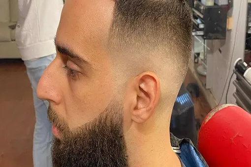 Coupe courte avec dégradé haut et longue barbe fournie bien entretenue